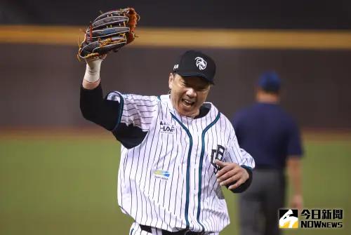 ▲山羊兄弟周思齊在金牌戰演出滑接美技，並成功抓到壘上跑者，形成漂亮的雙殺守備。（圖／記者葉政勳攝）