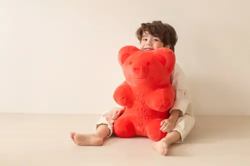 ▲HARIBO小熊軟糖化身48cm超大抱枕。（圖／HOLA提供）