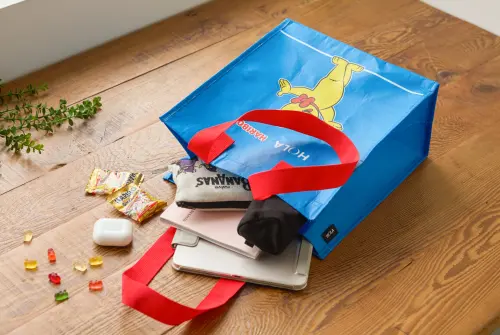 ▲即日起至6月4日止，單筆任銷滿599元，就可以獲得一只經典金熊（Goldbears）環保購物袋。（圖／HOLA提供）