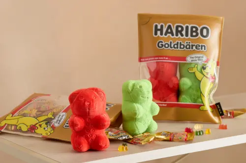 ▲也有推出小熊軟糖袋迷你吊飾，一比一還原糖果包裝。（圖／HOLA提供）