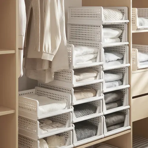 ▲可堆疊的開放式整理架，放在衣櫃裡能將增加收納空間，衣物分類放置，變得更整潔。（圖／特力屋提供）