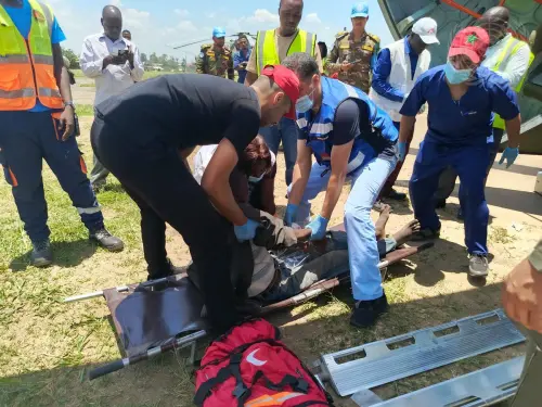 聯合國駐剛果的特派團維和人員疏散受傷平民。(圖/取自聯合國官網) ▲聯合國駐剛果的特派團維和人員疏散受傷平民。(圖/取自聯合國官網)