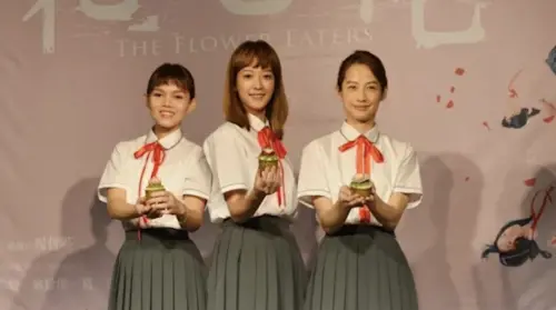 ▲孟耿如（中間）、簡嫚書（右）曾合作舞台劇《花吃花》。（表演工作坊提供）