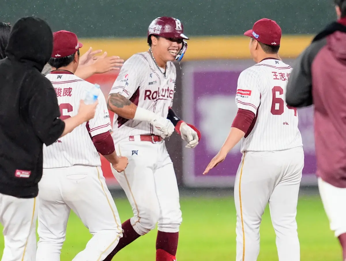 ▲面對味全龍擺出「內野5人」佈陣，樂天桃猿李勛傑鎖定首球，一棒敲出中外野再見安打，幫助球隊以6：5取得逆轉勝。（圖／樂天桃猿提供）