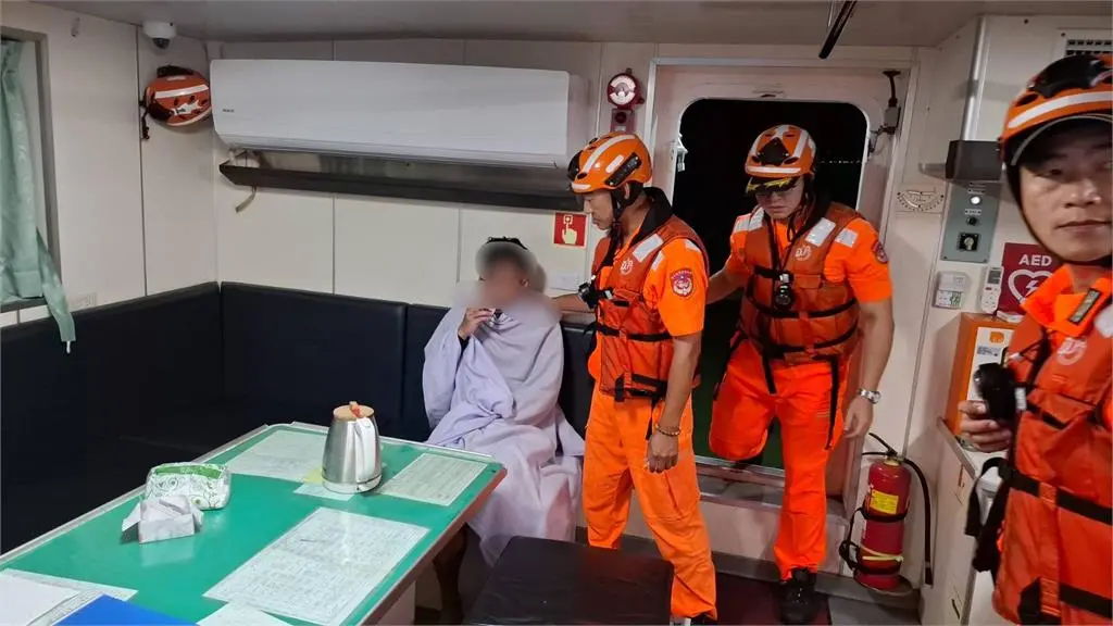 ▲ 28日傍晚，張姓男子在游泳時，不小心被潮流帶離，漂流近5小時後才獲救。（圖／翻攝畫面）