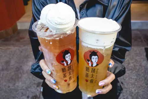端午節最強手搖優惠!今起「UG買一送一」送保冷袋 門市菜單一覽 ▲顏太煮奶茶台中一中店開幕免費喝!指定飲品「買一送一」。(圖/顏太煮奶茶提供)