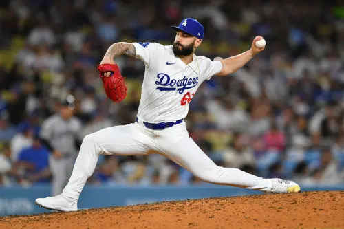 洛杉磯道奇當家守護神Tanner Scott今(29)日又被打爆,僅投0.2局就慘丟4分退場,道奇也因為牛棚放火,8局下慘丟5分遭逆轉吞敗,Scott承擔敗投,逼得總教練Dave Roberts賽後說出重話。(圖/美聯社/達志影像) ▲洛杉磯道奇當家守護神Tanner Scott今(29)日又被打爆,僅投0.2局就慘丟4分退場,道奇也因為牛棚放火,8局下慘丟5分遭逆轉吞敗,Scott承擔敗投,逼得總教練Dave Roberts賽後說出重話。(圖/美聯社/達志影像)