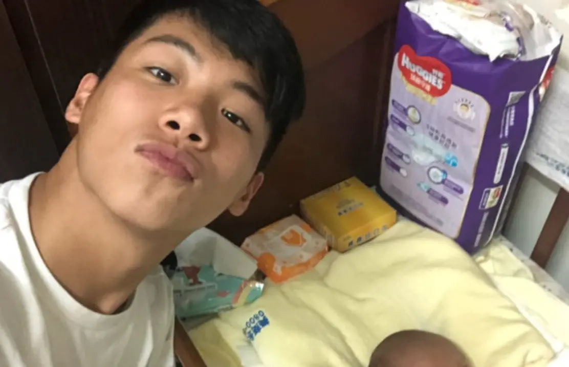 ▲范成章（如圖）是家寧的男閨密，他說自己不喜歡女生，卻有一張育嬰舊照被流出，當時范成章還在文中喊「老婆辛苦了」，讓人質疑他同志身分。（圖／翻攝自Threads）