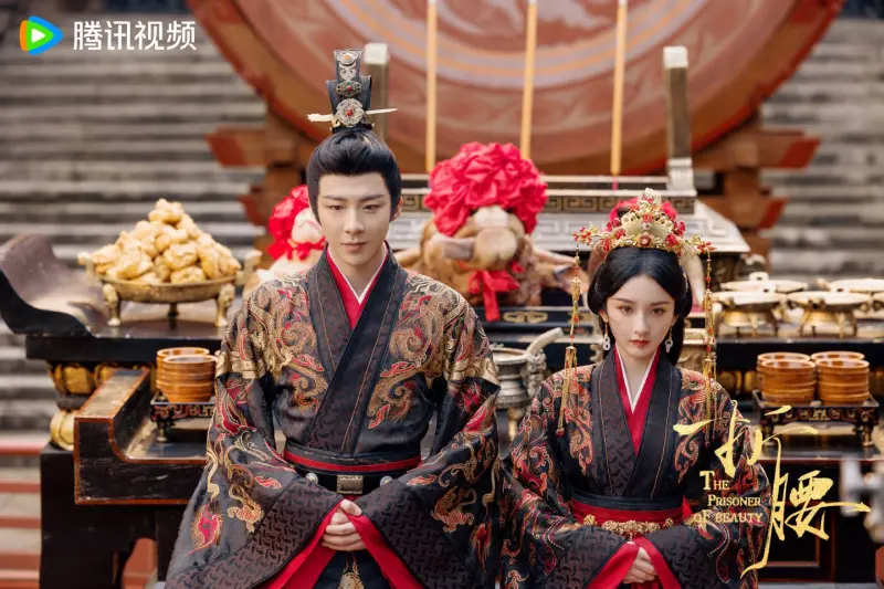 ▲陸劇《折腰》以兩族仇恨為背景，透過聯姻展開主角間的情感拉鋸，不僅掀起「先婚後愛」話題熱潮，也引爆觀眾對該類型劇情的高度關注與討論。本篇文章中也將統整5部「先婚後愛」，好看到讓粉絲一看就停不下來。（圖／翻攝自微博）