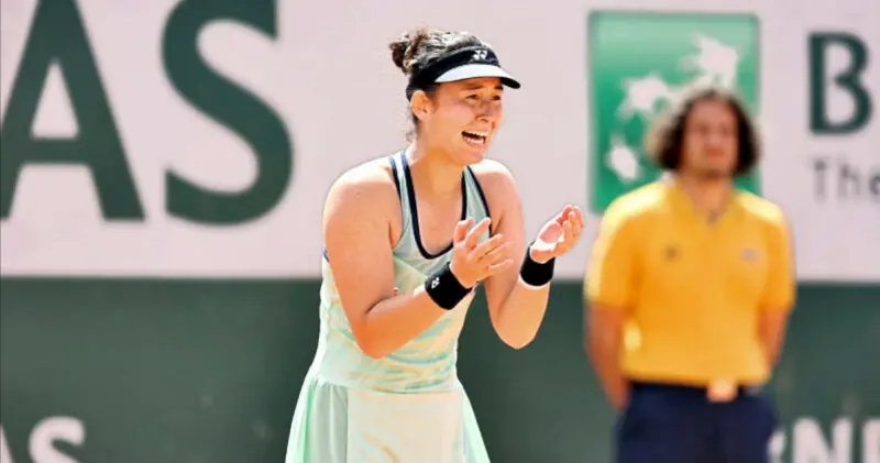 ▲法國網球公開賽（French Open）台英混血新秀葛藍喬安娜昨（28）日爆冷門以6：3、3：6、6：4擊退美國好手Katie Volynets，成為繼謝淑薇之後，第一位在法網會內賽中奪勝的台灣女將，也是今年台灣唯一一位闖入法網單打正賽的選手。（圖／翻攝自法網官網）