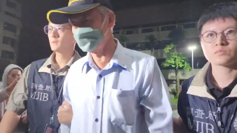▲陳重文父親陳思宗涉嫌贈送威士忌禮盒換取農會其他理事答應不參選,以同額競選方式當選理事長。(圖/翻攝畫面)