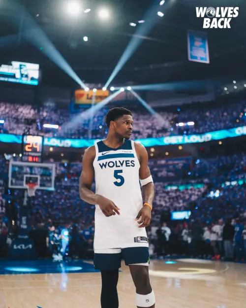 Julius Randle和Anthony Edwards的表現都有所回升,灰狼單節攻下30分,稍微追近比數,但無奈前面落後的分數太多,他們仍然以多達26分之差進入到末節。 ▲Julius Randle和Anthony Edwards的表現都有所回升,灰狼單節攻下30分,稍微追近比數,但無奈前面落後的分數太多,他們仍然以多達26分之差進入到末節。(圖/取自明尼蘇達灰狼X)