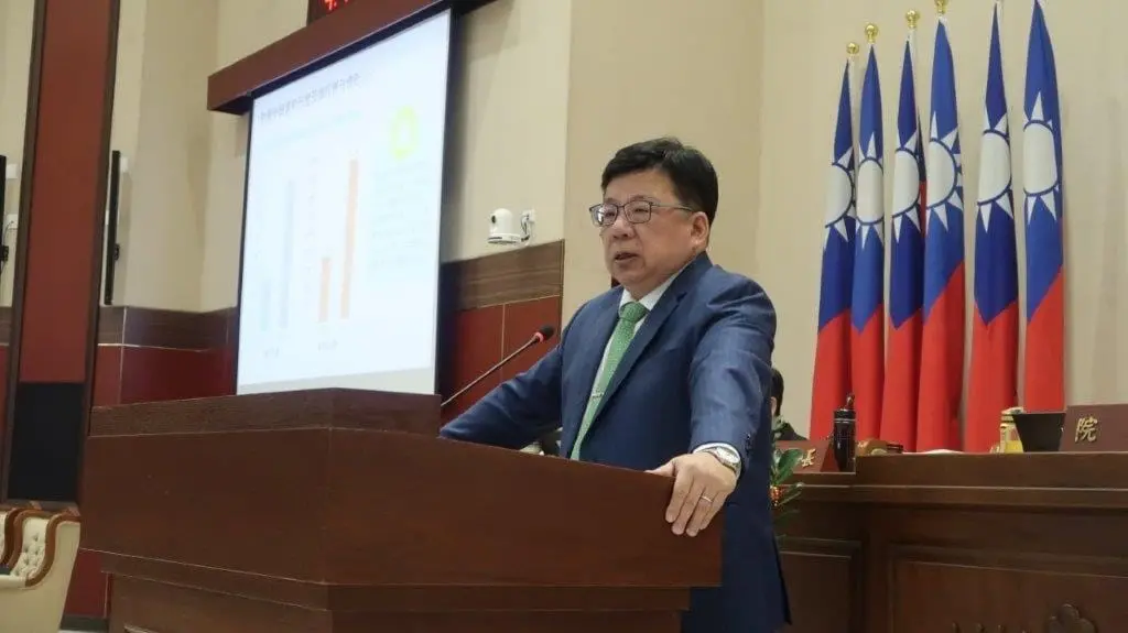 ▲監察院秘書長李俊俋被爆料濫用公務車，竟用公務車接送愛犬去寵物美容沙龍。（圖／翻攝李俊俋臉書）