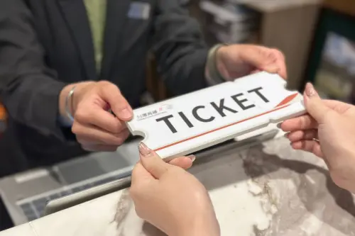 ▲「敘日全日餐廳」將於6月起推出凡出示一個月內的乘車票根不限捷運、客運、台鐵、高鐵，可依票面金額直接折抵餐費，最高折抵500元。（圖／六福萬怡提供）