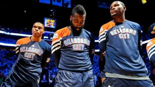 2012年,Kevin Durant、Russell Westbrook與James Hardan三位年輕球星,平均年齡不到24歲,就率領雷霆打入總冠軍賽,與熱火三巨頭上演最終的爭鋒。(圖/取自ESPN X) ▲2012年,Kevin Durant、Russell Westbrook與James Hardan三位年輕球星,平均年齡不到24歲,就率領雷霆打入總冠軍賽,與熱火三巨頭上演最終的爭鋒。(圖/取自ESPN X)