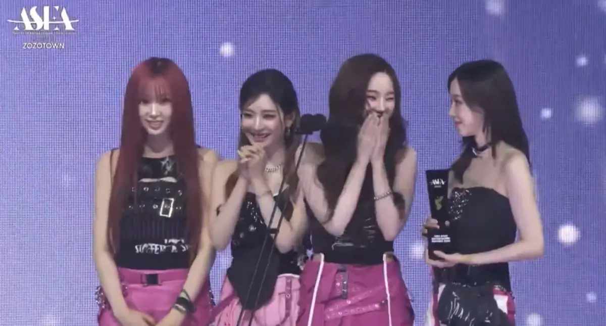 ▲aespa在ASEA 2025領獎發表感言時，Karina（右2）因自己念錯團名當場笑翻，Winter（右1）一度想救場，卻也因為笑到嘴軟破音，整團差點說不完感言。（圖／翻攝自ASEA 2025）