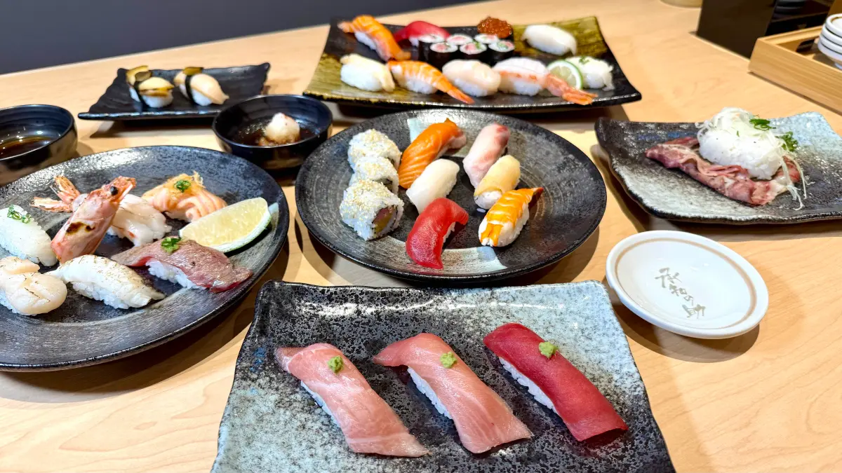 ▲南港LaLaport全台首家「承知助by合點壽司」，板前現捏伊勢龍蝦壽司、活鮑魚、黑鮪魚等壽司，搭配天婦羅、蕎麥麵等127道菜單，啟用自動化極速軌道送餐。今開幕贈送壽司套餐優惠一次整理。（圖／記者蕭涵云攝）