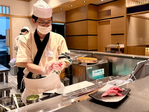 ▲日本來的板前料理長坐鎮南港LaLaport，壽司現點現捏。（圖／記者蕭涵云攝）