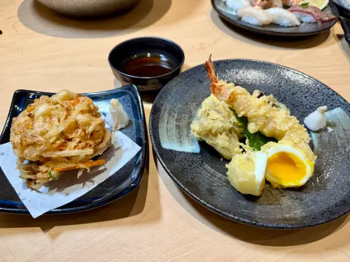 ▲佔菜單比重30%的天婦羅與蕎麥麵等熱食，「炸蔬菜櫻花蝦餅」100元、「特大蝦天婦羅」180元。（圖／記者蕭涵云攝）