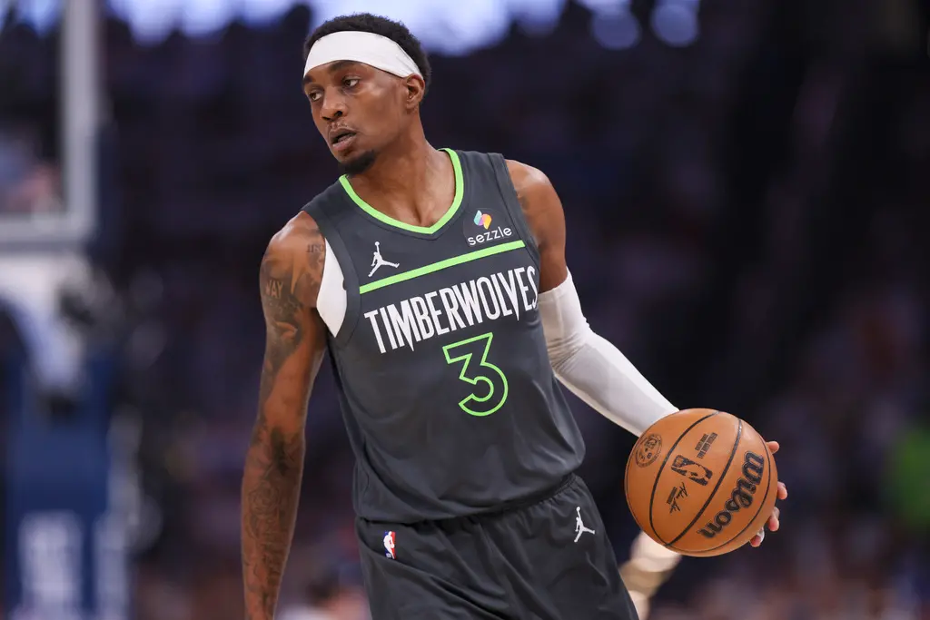 ▲明尼蘇達灰狼在客場以94：124慘敗給奧克拉荷馬雷霆，系列賽最終以1：4遭淘汰，連續第二年倒在總冠軍賽門口。陣容補強已勢在必行，防守悍將Jaden McDaniels可能成為籌碼。（圖／美聯社／達志影像）