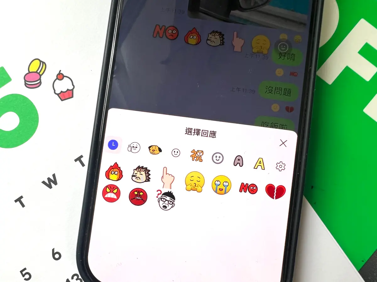 ▲有網友在社群平台上發文推薦鹹酥雞表情貼，可一次點好點滿想吃的餐點，不需要輸入文字，被網友大讚超好用。該則貼文已經吸引超過33萬次瀏覽，推薦的表情貼也登上排行榜。（圖／記者周淑萍攝）