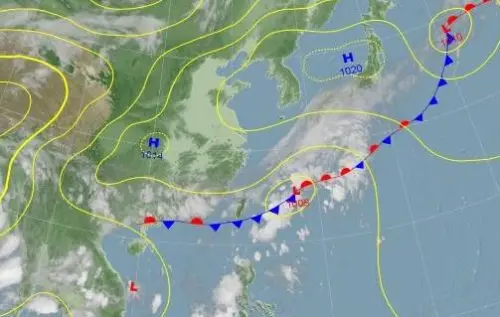 ▲從地面天氣圖可以看出，端午連假前的鋒面，主要降雨熱區其實在台灣東南部海域。（圖／中央氣象署）