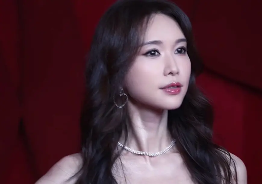 ▲林志玲（如圖）出席時尚芭莎活動，在「鏡頭簽名」0修圖、無濾鏡的拍攝下，目光也略顯失神；楊冪則是狂躲「鏡頭簽名」不給拍。（圖／翻攝自微博）