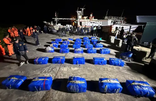 ▲海巡署登檢查緝，發現陳姓船長的艙內夾藏402公斤大麻、市價約新台幣8.5億元的大麻。（圖／海巡署提供）