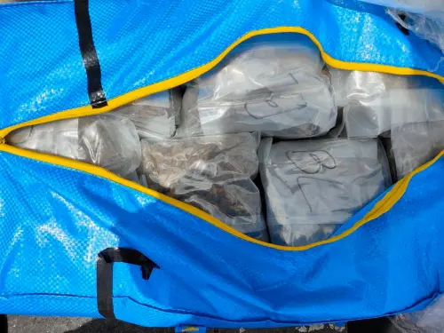 ▲海巡署登檢查緝，發現陳姓船長的船艙內夾藏402公斤大麻、市價約新台幣8.5億元的大麻。（圖／海巡署提供）