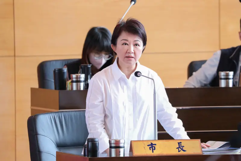 偷臭黃偉哲？盧秀燕滿意度下降　嘆優等生考99分被罵到臭頭