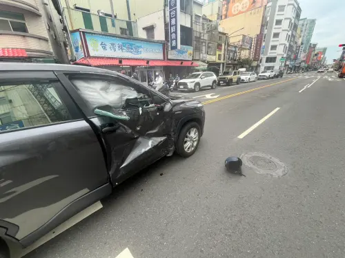 台南發生嚴重車禍,多元計程車疑似左轉未禮讓直行車,和雙載機車發生碰撞,造成一人當場失去生命跡象,目前在成大醫院急救中。(圖/警方提供) ▲台南發生嚴重車禍,多元計程車疑似左轉未禮讓直行車,和雙載機車發生碰撞,造成一人當場失去生命跡象,目前在成大醫院急救中。(圖/警方提供)