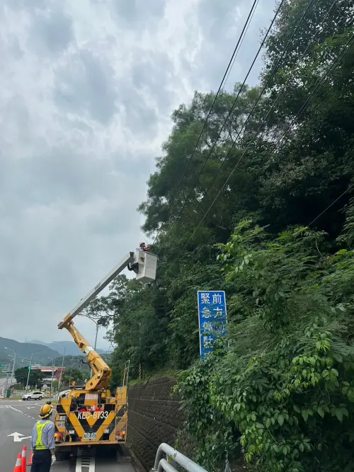 ▲公共工程或建設路段，區處亦派員到施工現場宣導防止碰觸或挖損配電線路的安全作業；並加強裸露配電設備防護。（圖／台電提供）