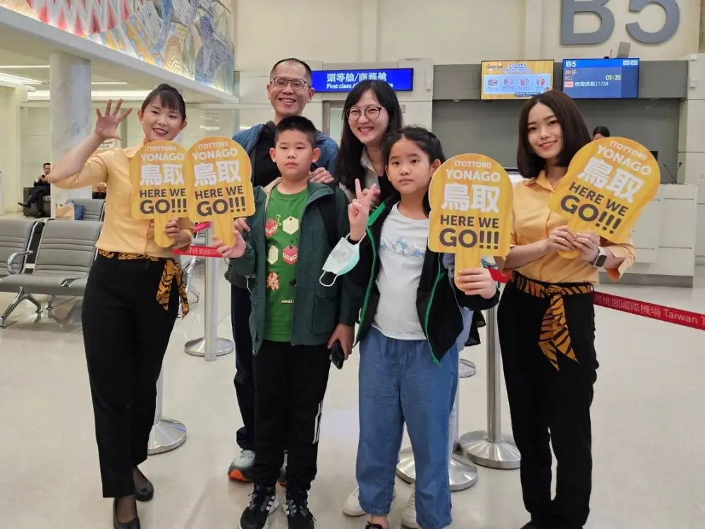 ▲端午連假前，台灣虎航飛日本第22個航點「米子（鳥取）」，配合第16屆台日觀光高峰論壇活動，吸引動漫迷今首航滿載順利抵達鬼太郎機場，由鳥取縣知事平井伸治、台灣虎航日本品牌大使內田理央熱情接機。（圖／台灣虎航提供）