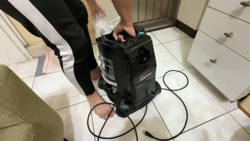 ▲男大生應徵「除蟎師」，卻被要求花10幾萬元買公司的吸塵器。（圖／江和樹提供，2025.05.29）