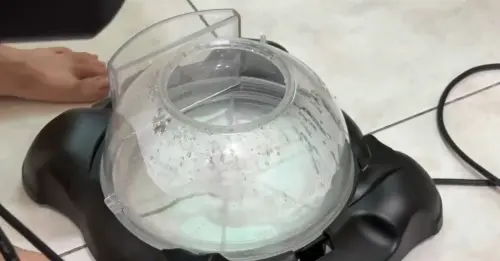 男大生應徵「除蟎師」慘背債!還沒上工先買15萬元吸塵器 ▲吸塵器的水盤因被裝過水,最後被業者扣了5千多元「使用費」。(圖/江和樹提供,2025.05.29)