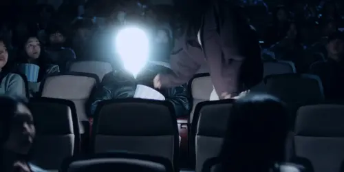 ▲MV中，男孩因為太耀眼慘被甩。（圖／이지금 [IU Official] YouTube）