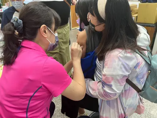 為什麼還要定期補打新冠疫苗？醫師：是要預防「這個」
