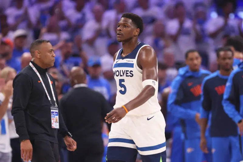 ▲西區決賽第5戰以94：124慘敗給奧克拉荷馬雷霆，最終以1勝4敗遭淘汰，結束本季征途。年僅23歲的球星Anthony Edwards賽後語帶感傷，並承諾今年夏天將成為最努力訓練的人，「我要為Mike Conley再衝一次冠軍。」（圖／美聯社／達志影像）