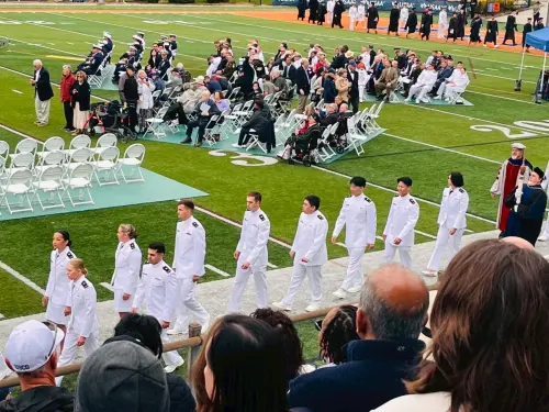 ▲我國首位公費就讀美國海岸巡防學院的楊凱閎(席間站立者)近日畢業，返國後將分發艦隊分署，成為首位洋巡軍職初官。（圖／海巡署提供）