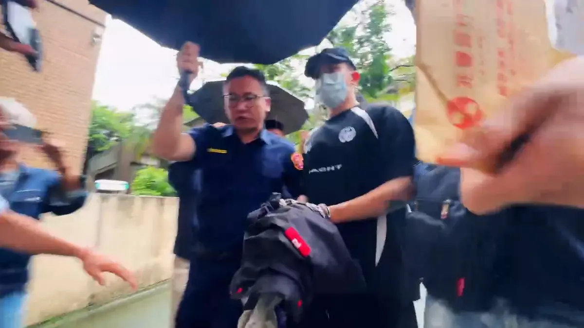 ▲網紅孫生遭上銬移送北檢，檢察官訊後，諭知孫生50萬元交保，限制出境出海。（圖／翻攝畫面）