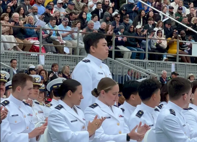 ▲我國首位公費就讀美國海岸巡防學院的楊凱閎(站立者)近日畢業，返國後將分發艦隊分署，成為首位洋巡軍職初官。（圖／海巡署提供）