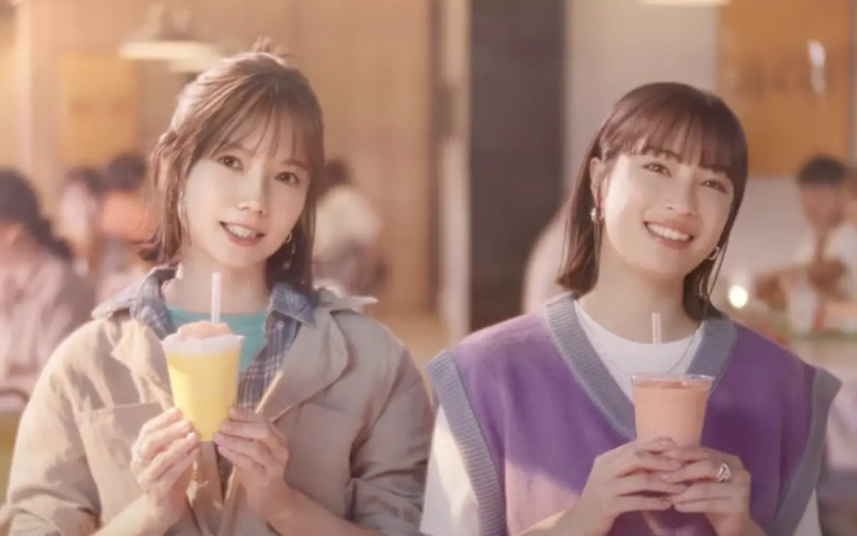 ▲女星宮崎葵（左）、廣瀨鈴（右）首度合體代言日本麥當勞，並在廣告中飾演親姊妹，還害羞地對著彼此比出愛心的手勢，兩人首次合作讓不少粉絲相當震驚，直呼「完全看不出來差13歲」。（圖／oricon YouTube）