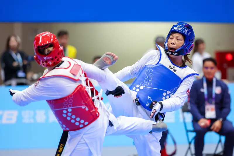 ▲跆拳道國民女友「羅嘉翎」繼昨（28）日擔任劉聰達的教練後，今（29）日再度坐在教練席，執教媽媽何千金。新北市長侯友宜和三芝國中、三芝國小師生也特別到場，與羅嘉翎父親一同在看臺上，為師母加油！（圖／新北市體育局提供）