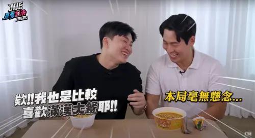 ▲兩個人搶著吃滿漢大餐的橋段，讓現場笑聲一片。（圖／Joeman YouTube）