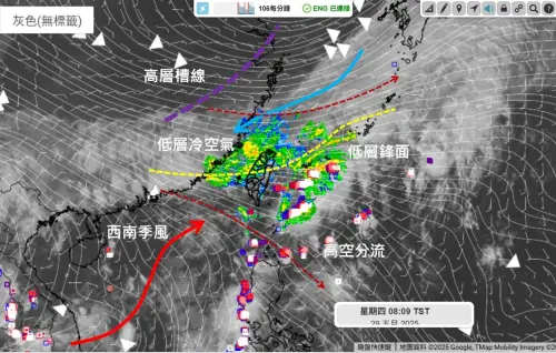 ▲梅雨鋒面和西南季風的配合不佳，今天的強降雨都落在東南部海面，陸地逃過一劫。（圖／天氣職人-吳聖宇臉書）