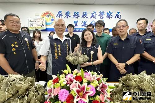 里港警友會主任林秀菊、顧問黃勝文共同致贈熱騰騰的肉粽,由分局長温基興代表受贈 ▲里港警友會主任林秀菊、顧問黃勝文共同致贈熱騰騰的肉粽,由分局長温基興代表受贈。(圖/記者莊全成攝,2025.05.29)