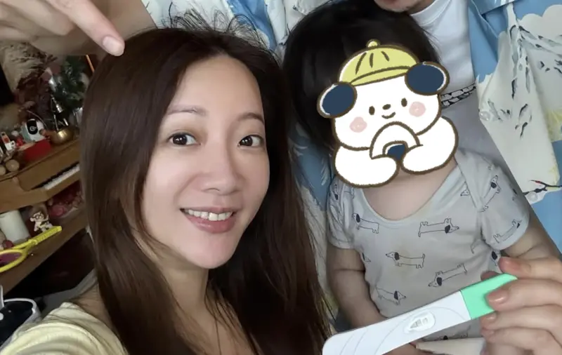 ▲女星玉兔（左）剛懷上二寶時自己都不知道，是兒子突然說「妹妹在肚子裡」，隔天立刻驗孕後真的出現兩條線。（圖／玉兔 IG）