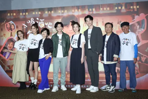 《喝酒吧!笨蛋》舉辦首映記者會,(左起)黃姵嘉、大霈、楊貴媚、莫子儀、蔡淑臻、宋偉恩、鄭志偉、童毅軍出席參加。(圖/記者 陳明安攝) ▲《喝酒吧!笨蛋》舉辦首映記者會,(左起)黃姵嘉、大霈、楊貴媚、莫子儀、蔡淑臻、宋偉恩、鄭志偉、童毅軍出席參加。(圖/記者 陳明安攝)