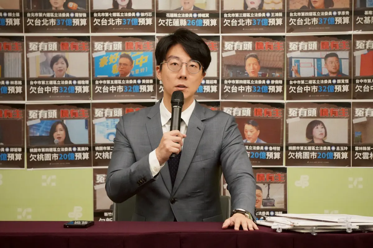 ▲吳崢表示，國民黨及民眾黨為轉移罷免焦點，已提前對民進黨立委王義川、沈伯洋等人展開潑髒水攻擊，形塑「人格毀滅戰」。（圖／民進黨提供）