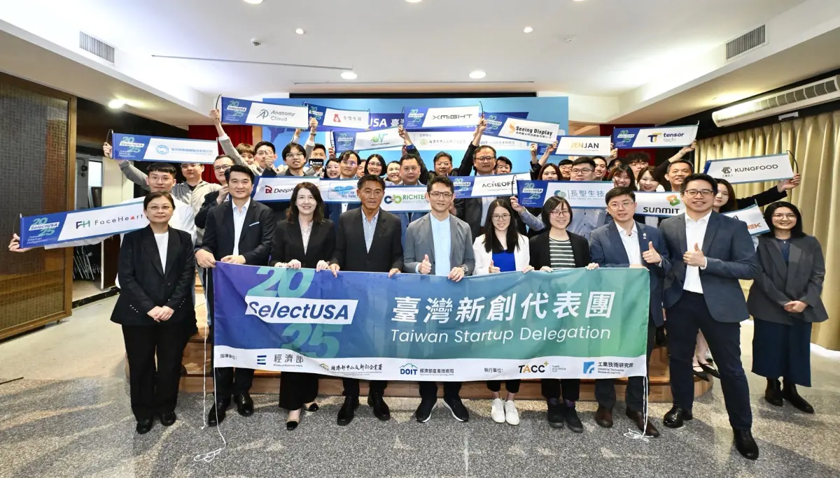 ▲ 經濟部中小及新創企業署李冠志署長(左4)、產業技術司郭肇中司長(左5)及赴美新創企業一同合影。（圖／經濟部）